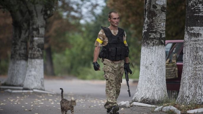 Ukrajinský vládní voják z praporu "Donbass" v obci Mariinka u Doněcku na východní Ukrajině