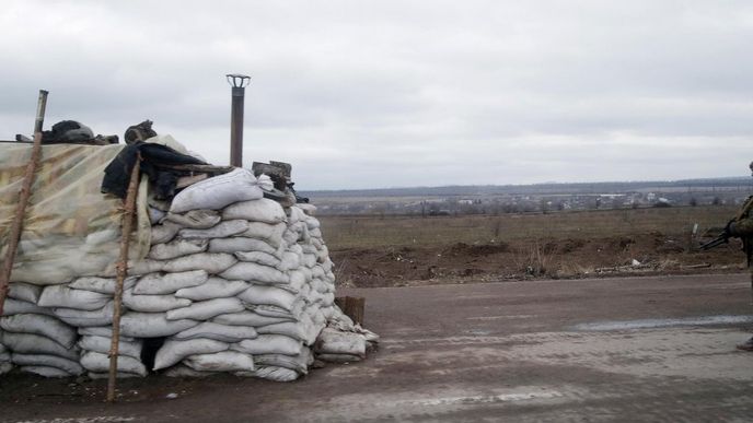 Ukrajinský voják hlídkuje nedaleko Debalceve (3. únor 2015)