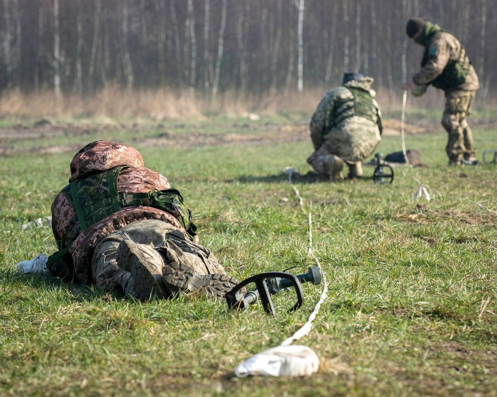 Kanadští vojáci učí ukrajinské, jak odhalovat a zneškodňovat miny.