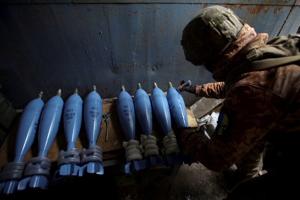 „Šťastný nový rok!“ píšou ukrajinští vojáci těm ruským – na minometné granáty, které jim brzy pošlou.