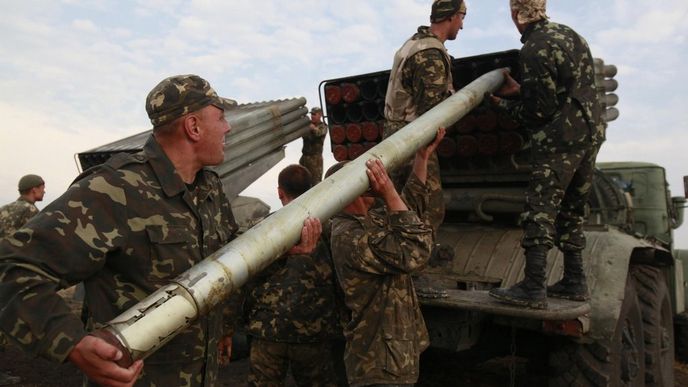 Ukrajinští vojáci nabíjejí raketomet Grad