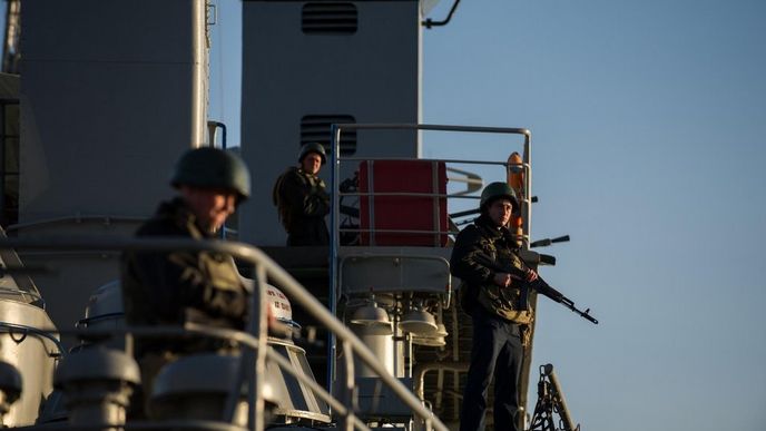 ukrajinští vojáci střeží námořní loď v Sevastopolu