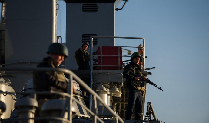 ukrajinští vojáci střeží námořní loď v Sevastopolu