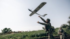 Ukrajinský voják nahazuje dron.