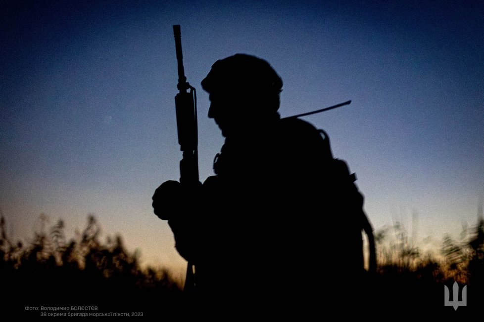 Námořní pěchota Ukrajiny zdatně operuje v noci.