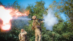 Ukrajinský voják odpaluje RPG.