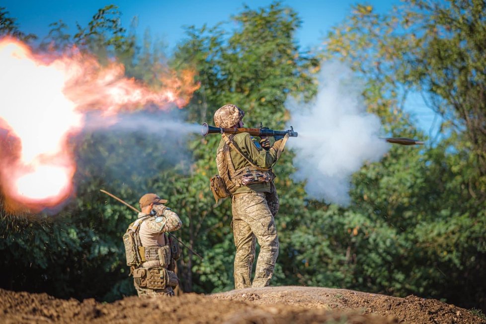 Ukrajinský voják odpaluje RPG.