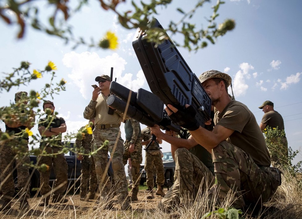 Ukrajinští vojáci cvičí se zbraněmi proti dronům (14. 8.).