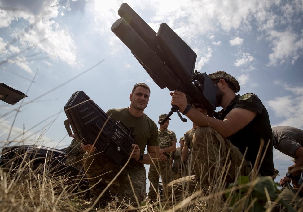 Ukrajinští vojáci cvičí se zbraněmi proti dronům (14. 8.).