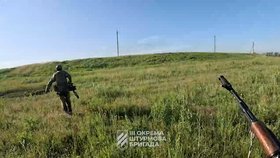 Ukrajinští vojáci se seskupují během bitvy o Bachmut (19. 6. 2023)