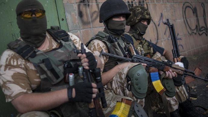 Ukrajinští vojáci z praporu "Donbass" v obci Mariinka u Doněcku na východní Ukrajině