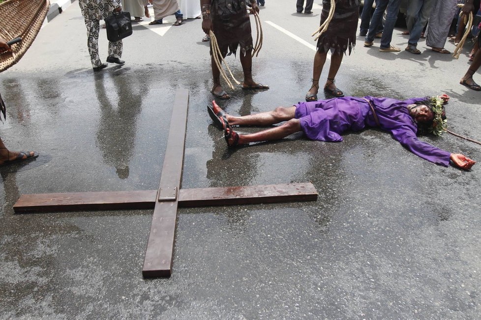 Kristova cesta utrpení v podání nigerijských křesťanů.