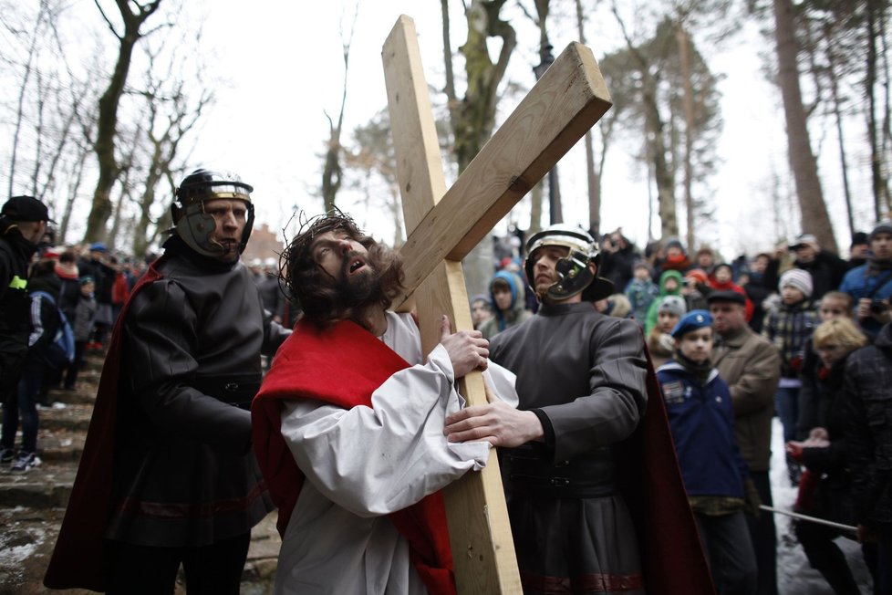 Ukřižování Krista proběhlo i v tradičně silně katolickém Polsku.