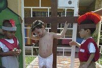 Ve školce zorganizovali ukřižování chlapečka! Foto, které pobouřilo internet