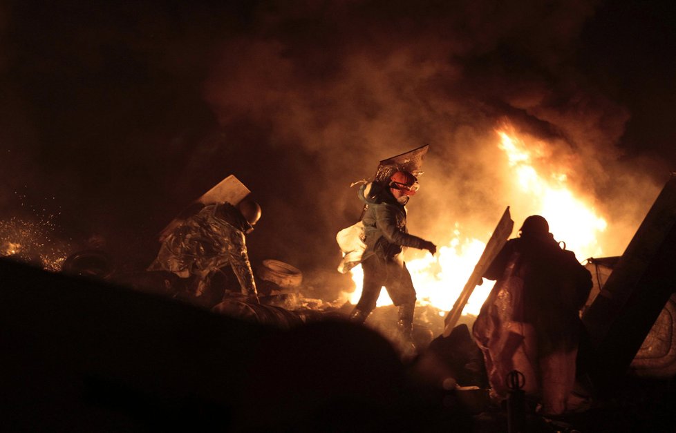 Na Majdanu hořely barikády.