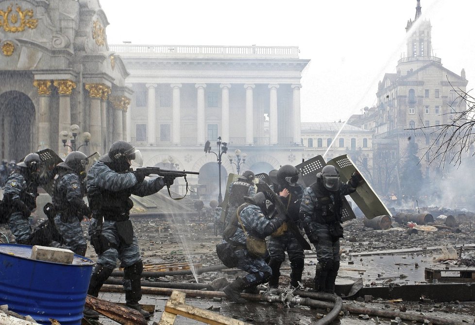 Na Majdanu umírali demonstranti i policisté.