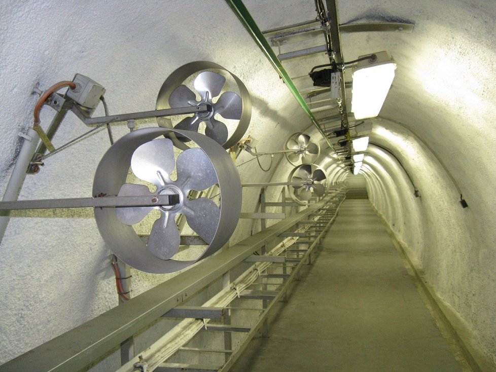 Úkryt ve Strahovském tunelu - nasávací tunel.