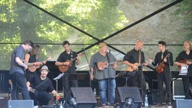 Blesk mohl kapelu nafotit jen při zvukových zkouškách. Koncert pořadatelé zakázali fotit a natáčet. Nad zákazem bděla bezpečnostní agentura.