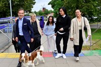 Exministr s třemi adoptovanými dcerami z Číny a šéf konzervativců: Kdo je nový švédský premiér?