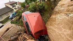 Povodně 2020: Záplavy nejsou jen o vodě. Do ulic a domů se dostane i bahno a špína