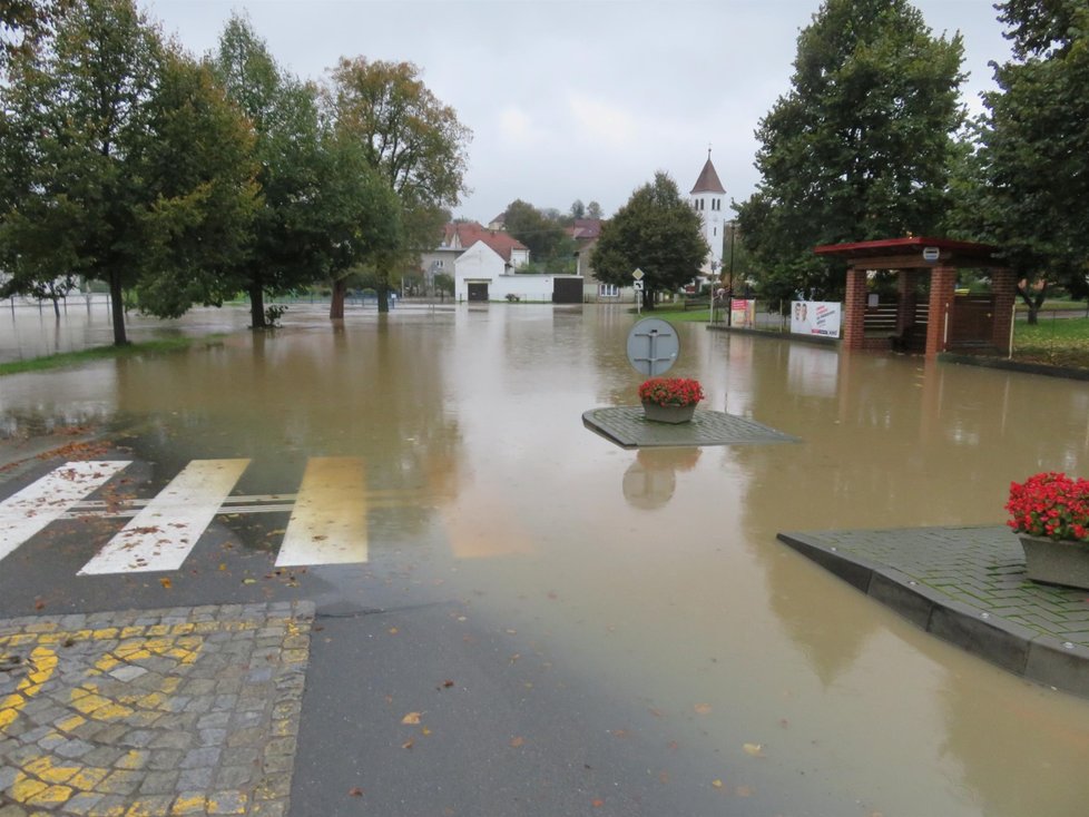 Povodně 2020: Záplavy nejsou jen o vodě. Do ulic a domů se dostane i bahno a špína