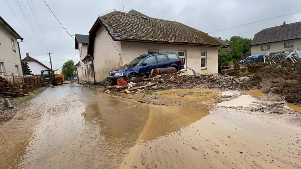 Povodně 2020: Záplavy nejsou jen o vodě. Do ulic a domů se dostane i bahno a špína