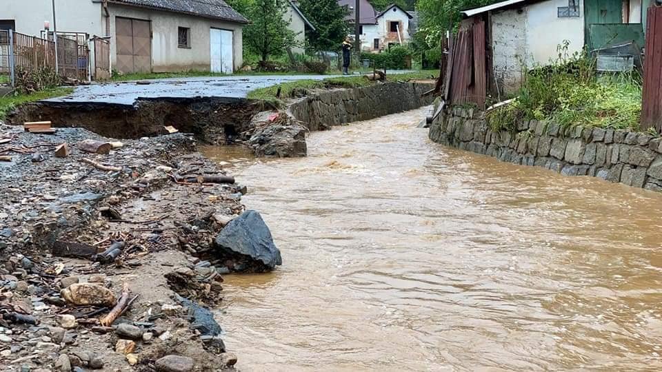 Povodně 2020: Záplavy nejsou jen o vodě. Do ulic a domů se dostane i bahno a špína
