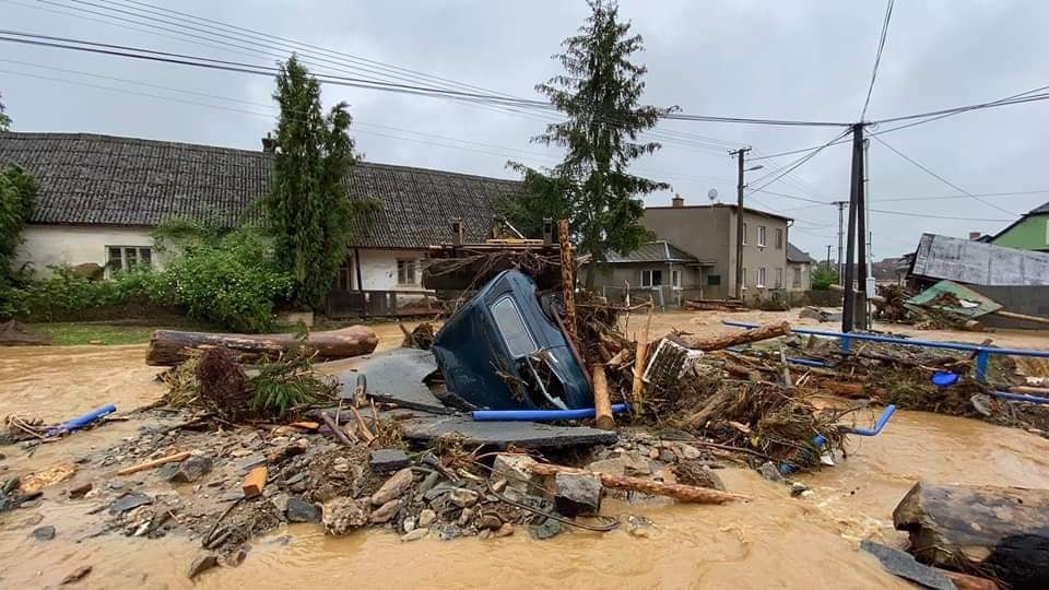 Povodně 2020: Záplavy nejsou jen o vodě. Do ulic a domů se dostane i bahno a špína