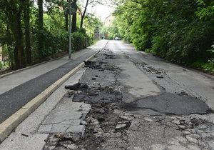 V ulici Pod Děvínem voda podemlela silnici. Neprojedou zde auta ani veřejná doprava.