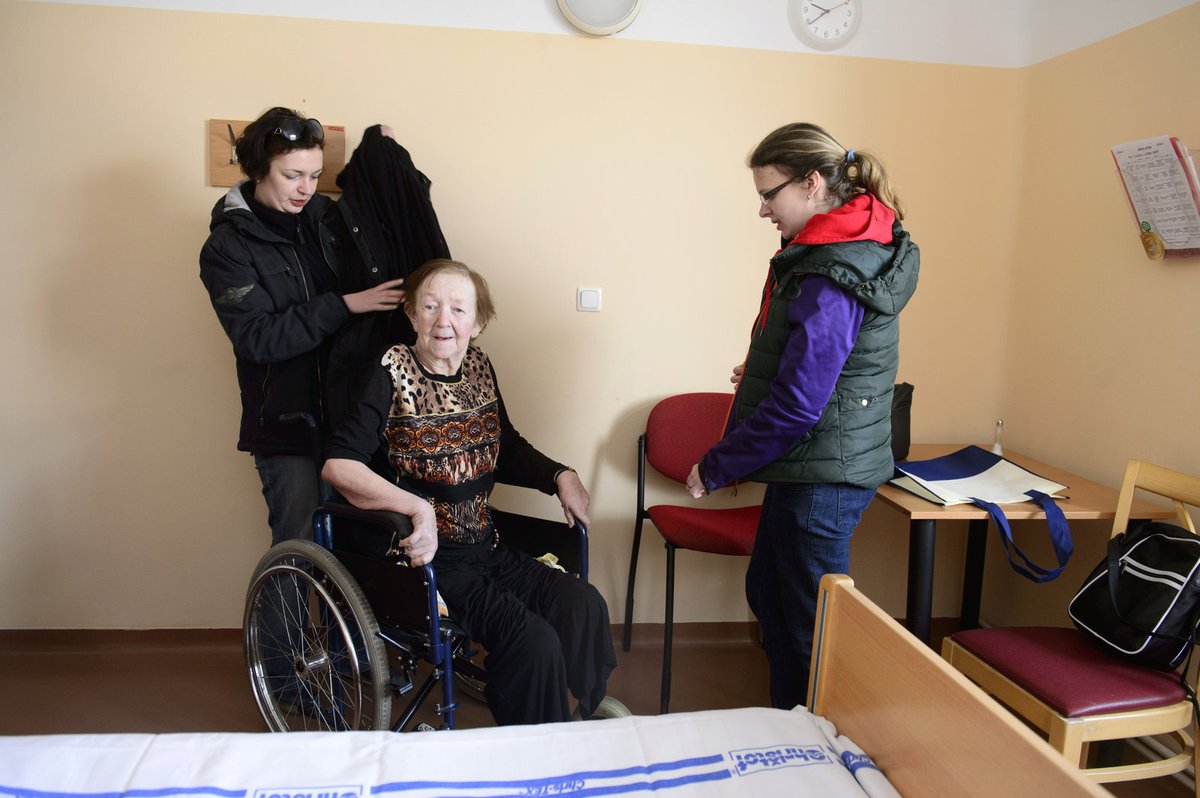 DUBEN 2014 Takhle se Klára starala o maminku, když kvůli cukrovce přišla o nohy.