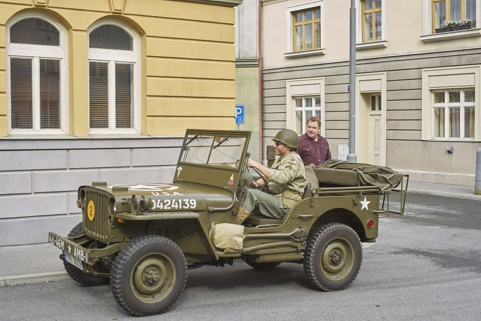 Jako bláznivý milionář a milovník armády způsobí v Ulici velký rozruch.