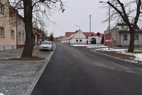 Nová silnice, chodníky, točna MHD: V plzeňském Hradišti opravili hlavní ulici za 20 milionů