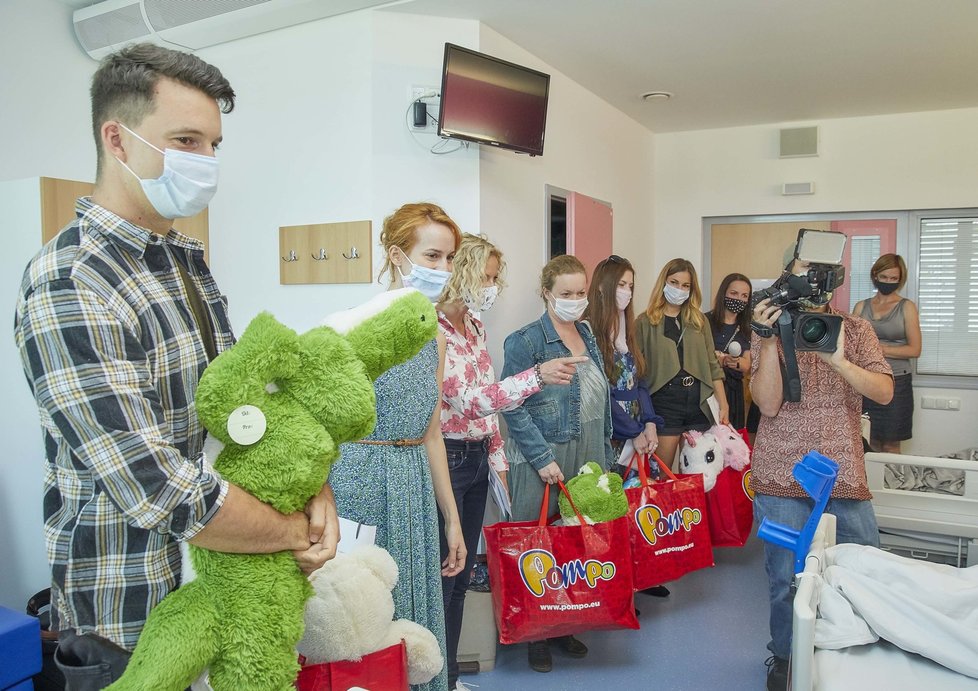 Nadace televize Nova společně s herci ze seriálu Ulice a dalšími hvězdami zpříjemnili den dětem v nemocnici Motol