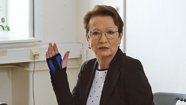 Miriam Hejlová (Hana Maciuchová)– učila češtinu a zeměpis. Divácky oblíbená, i když poměrně přísná profesorka s lidskou tváří. Byla zástupkyní ředitelky a kabinet sdílela s Lenkou Drápalovou. Věděli jste, že za celou dobu, co učila, nikdy nevynechala třídní schůzky?