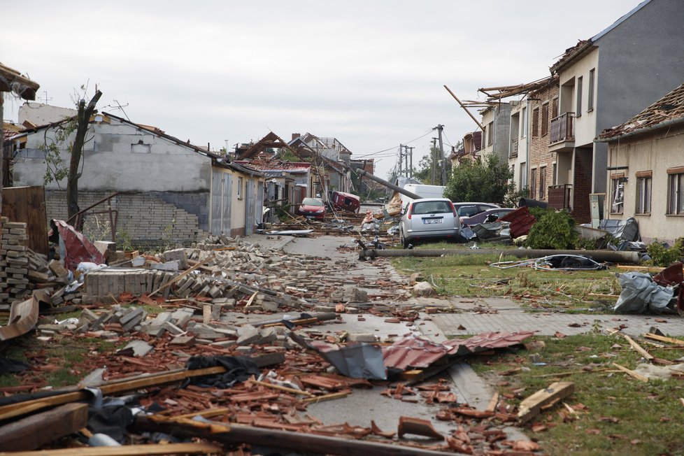 Trosky v ulicích? Češi už po tornádu uklidili, nyní se bude bourat