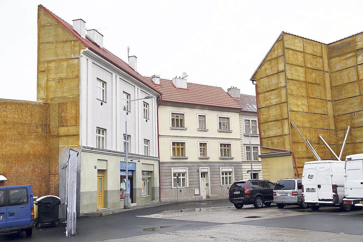 FOTO 18, 19 Domy vypadají jako reálné. Vše jsou jen překližkové kulisy. Takže byt Peška se vůbec nenachází v jeho domě, ale o pár metrů dál v ateliéru.