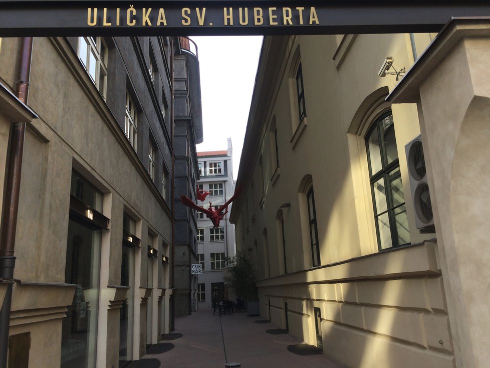 Do uličky sv. Huberta lze vstoupit jedině z ulice V Celnici.