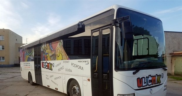 Nízkoprahový autobus Uličník funguje jako dětské cebtrum. V Praze 4 nabídne přes léto aktivity místní mládeži