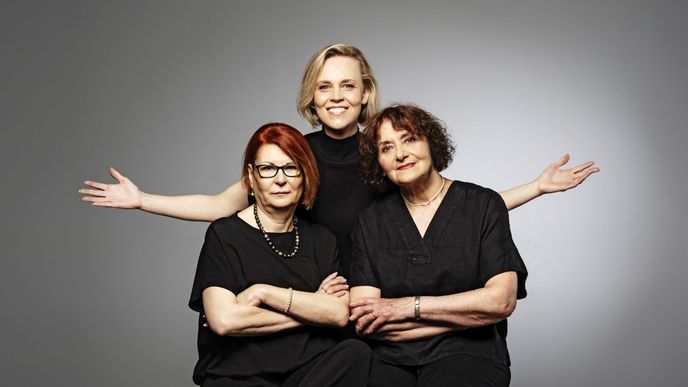 Tisková mluvčí a PR manažerka karlovarského festivalu Uljana Donátová (vlevo dole). Vedle ní Marie Grofová, která je od roku 1996 editorkou festivalového Katalogu a Programové brožury, a nad nimi stojí Radka Urbancová, vedoucí oddělení marketingu, komunikace a partnerství. Tisková mluvčí a PR manažerka karlovarského festivalu Uljana Donátová (vlevo dole). Vedle ní Marie Grofová, která je od roku 1996 editorkou festivalového Katalogu a Programové brožury, a nad nimi stojí Radka Urbancová, vedoucí oddělení marketingu, komunikace a partnerství.