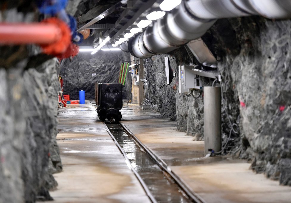 U Bukova na Žďársku testují geologové v hloubce 550 metrů pod povrchem možné chování hornin v budoucím hlubinném úložišti radioaktivního odpadu, jehož stavba má v ČR začít v roce 2050. Podzemní výzkumné pracoviště Bukov nechala vyrazit Správa úložišť radioaktivních odpadů (SÚRAO) v části loni zavřeného uranového dolu Rožná.