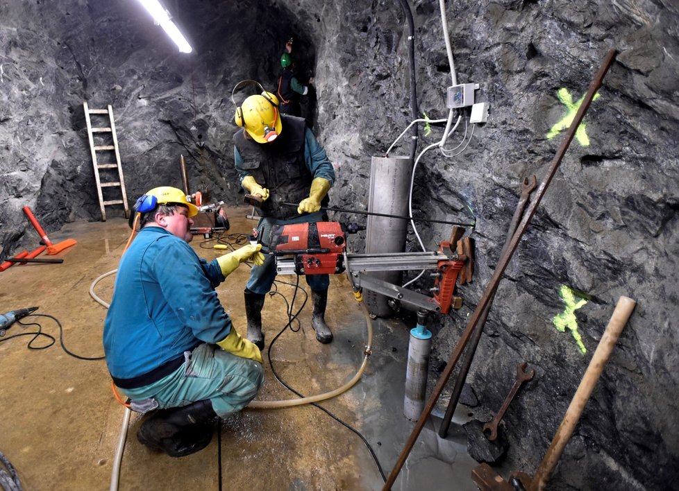 U Bukova na Žďársku testují geologové v hloubce 550 metrů pod povrchem možné chování hornin v budoucím hlubinném úložišti radioaktivního odpadu, jehož stavba má v ČR začít v roce 2050. Podzemní výzkumné pracoviště Bukov nechala vyrazit Správa úložišť radioaktivních odpadů (SÚRAO) v části loni zavřeného uranového dolu Rožná.