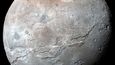 Podle vědců se barva planetky podobá rudým oblastem na povrchu největšího měsíce Pluta Charónu.