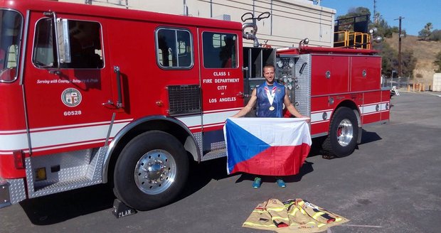 Petr Moleš, absolutní vítěz závodu jednotlivců Ultimate Firefighter v Los Angeles. Čeští hasiči si udělali za velkou louží skvělé jméno.