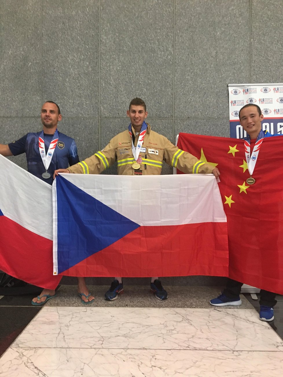 Zlato a stříbro pro Česko, bronz putuje do Číny. V běhu do schodů jednotlivců vyhrál v kategorii 18+ Pavel Kouřík (uprostřed), Vít Melenovský (vlevo) skončil druhý.