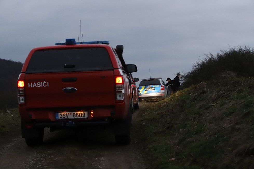 Odpoledne se nedaleko Hostimi u Berouna dostalo do potíží ultralehké letadlo se dvěma pasažéry na palubě, které bylo následně nuceno nouzově přistát.