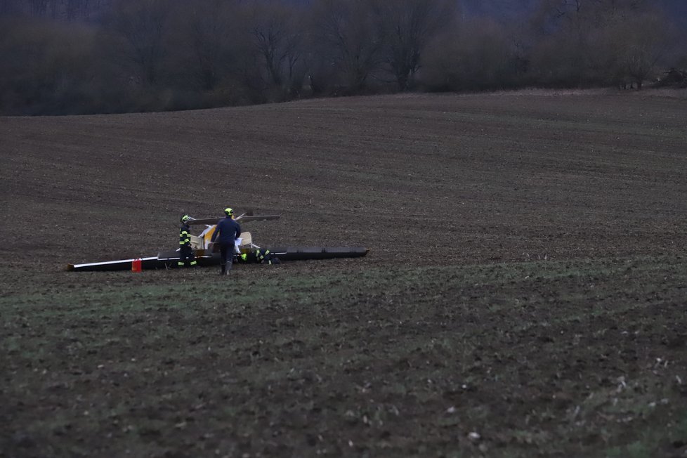 Odpoledne se nedaleko Hostimi u Berouna dostalo do potíží ultralehké letadlo se dvěma pasažéry na palubě, které bylo následně nuceno nouzově přistát.