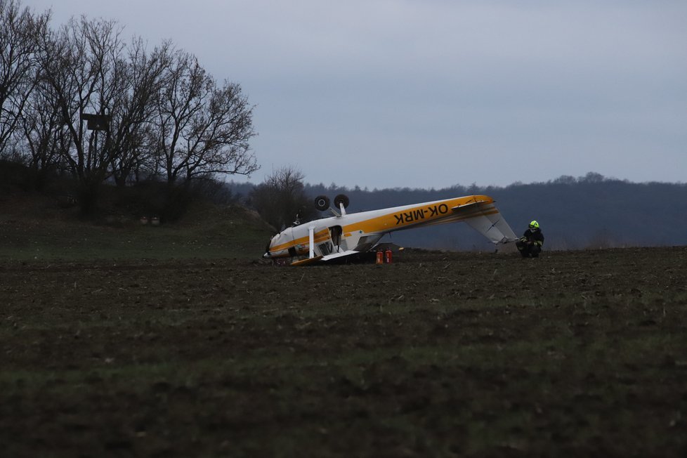 Odpoledne se nedaleko Hostimi u Berouna dostalo do potíží ultralehké letadlo se dvěma pasažéry na palubě, které bylo následně nuceno nouzově přistát.