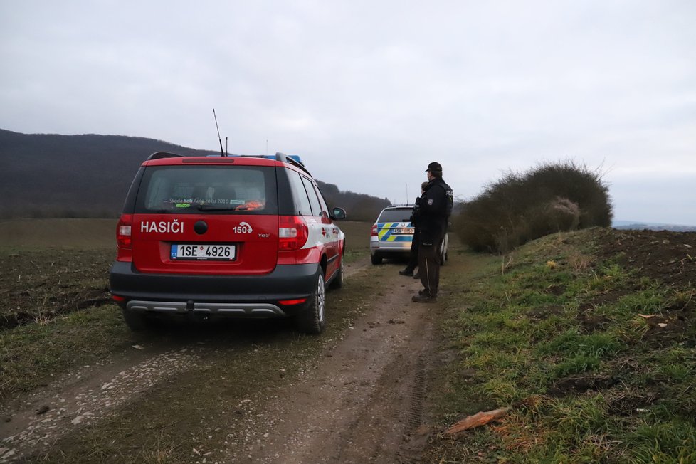 Odpoledne se nedaleko Hostimi u Berouna dostalo do potíží ultralehké letadlo se dvěma pasažéry na palubě, které bylo následně nuceno nouzově přistát.