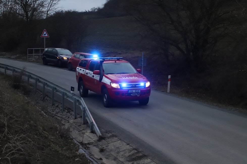 Odpoledne se nedaleko Hostimi u Berouna dostalo do potíží ultralehké letadlo se dvěma pasažéry na palubě, které bylo následně nuceno nouzově přistát.