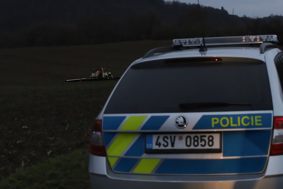 Odpoledne se nedaleko Hostimi u Berouna dostalo do potíží ultralehké letadlo se dvěma pasažéry na palubě, které bylo následně nuceno nouzově přistát.